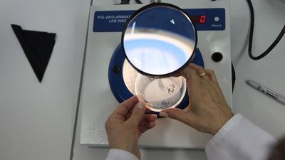 Inspektorzy pobrali próbki do badań od części uczestników szkolenia oraz personelu stołówki, a także próbki posiłków i wymazy czystościowe ze sprzętów używanych w stołówce