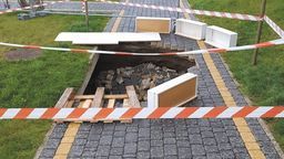 Dziura w chodniku na Czechowie. Lokatorzy skarżą się na administratora