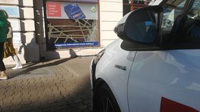 Wjechał wypożyczonym samochodem w księgarnię w centrum Lublina. Kierowca uciekł [zdjęcia]