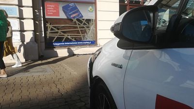 Wjechał wypożyczonym samochodem w księgarnię w centrum Lublina. Kierowca uciekł [zdjęcia]