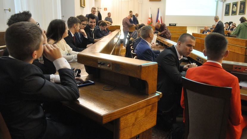 Wybory na pierwszym posiedzeniu się nie powiodły. Żaden z kandydatów na przewodniczącego Młodzieżowej Rady Miasta Lublin nie uzyskał wymaganej większości głosów