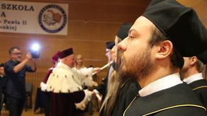 Uczelnia zajmuje czołowe miejsca w kraju w rankingach. Na pierwszy rok przyjęła blisko tysiąc studentów