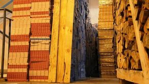 Ciężarówka z drewnem opałowym kryła niespodziankę [zdjęcia]