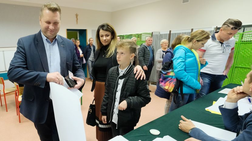Przemysław Czarnek z rodziną podczas niedzielnego głosowania 