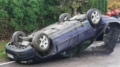 18-latek w seacie wypadł z zakrętu i dachował. Miał sporo szczęścia