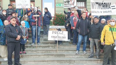 Protest mieszkańców. Do magistratu zanieśli sosnową trumnę z czystym powietrzem
