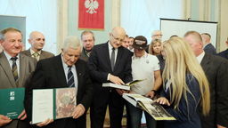 Byli zawodnicy i działacze żużlowi zostali docenieni. Otrzymali okolicznościowe medale [zdjęcia]