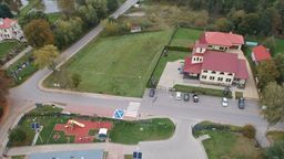 Na codzienne funkcjonowanie placówki szkolny parking jest wystarczający