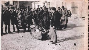  Zdjęcia pochodzą z kolekcji pani Marii Fornal, przedstawiają deportację z 11 sierpnia 1942 roku. Fotografie z deportacji, której rocznicę obchodzimy, się nie zachowały – wyjaśnia historyk Marek Kołcon, który prowadzi na FB Żydowski Zamość - Jewish Zamosc i udostępnił nam archiwalne fotografie. 