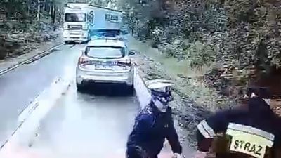 To mogło się skończyć tragicznie. Policjanci i strażacy ratowali się ucieczką [wideo]