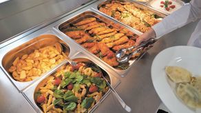 Tanie śniadania z kawą i zestawy obiadowe. Otwarcie stołówki UMCS [zdjęcia]