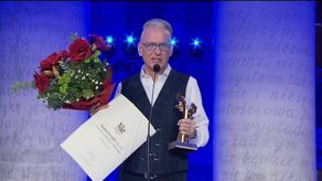 Mariusz Szczygieł z literacką Nagrodą Nike za zbiór reportaży "Nie ma"