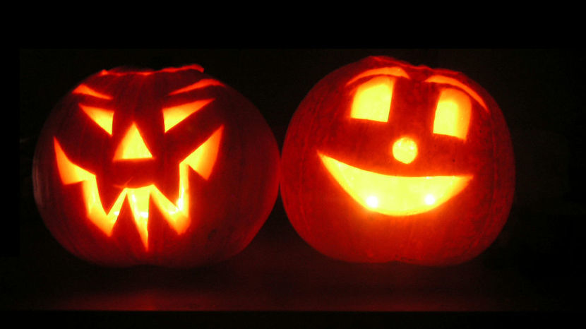 Jednym z symboli Halloween jest podświetlana od wewnątrz dynia 