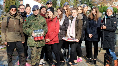 Młodzież z Puław i okolic wspólnymi siłami porządkuje najstarsze fragmenty włostowickiego cmentarza