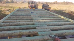 Przy budowie mostu na Wieprzu pracuje kilkunastu żołnierzy pod dowództwem ppor. Konrada Hukowskiego