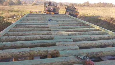 Przy budowie mostu na Wieprzu pracuje kilkunastu żołnierzy pod dowództwem ppor. Konrada Hukowskiego