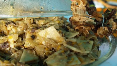 Łazanki to tanie, smaczne i zdrowe danie. Łazanki przyrządza się z młodą, zasmażaną kapustą lub z bigosem.