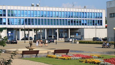 Przy Urzędzie Miasta pojawi się w przyszłym roku nowy plac rekreacyjny. Ma on powstać na istniejącym trawniku i zawierać m.in. nowe, wysokie nasadzenia dające zacienienie, alejki i ławki 