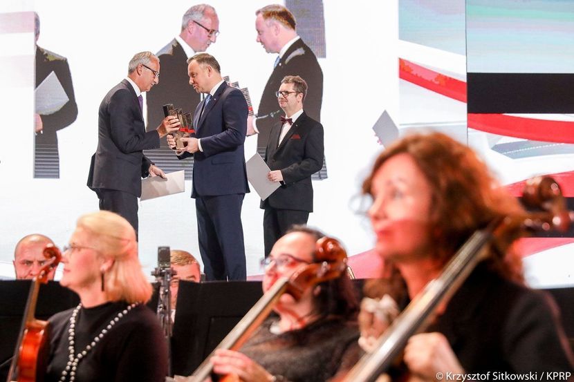 Maciej Maniecki, prezes Medical Inventi, odbiera nagrodę z rąk prezydenta RP Andrzeja Dudy