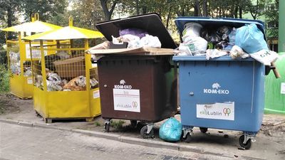 Lublin: Mieszkańcy nie mogą segregować odpadów, bo pojemniki są zapchane przez kartony ze sklepów