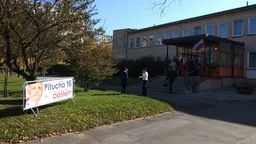 Banery kandydata PiS przed wieloma lokalami wyborczymi w Lublinie. Legalnie?