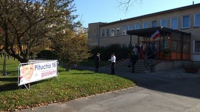 Banery kandydata PiS przed wieloma lokalami wyborczymi w Lublinie. Legalnie?