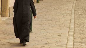 Odebrali księdzu order, teraz może stracić kolejne wyróżnienie. Molestował dziecko