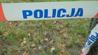 Listonosz znalazł w mieszkaniu dwa ciała. Mężczyzna zadławił się boczkiem, kobieta zmarła z wycieńczenia