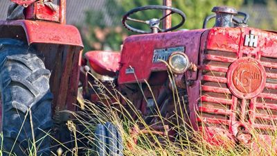 Lubartów: Mężczyzna utknął w traktorze. Był wymęczony i wyziębiony