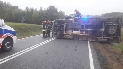 Chciał uniknąć zderzenia, zjechał na bok i wywrócił się. Ruch wahadłowy na DK19