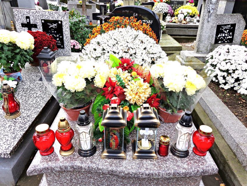 Zarówno cywilne jak i kościelne władze postulują o umiar w dekorowaniu grobów. – By uczcić pamięć zmarłych wystarczy jeden znicz – przekonuje burmistrz Biłgoraja Janusz Rosłan