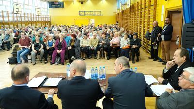 Spółdzielcy z os. Chopina w środę licznie spotkali się w podstawówce przy Poturzyńskiej. Byli przeciw kredytowi na windy