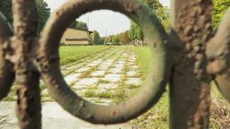 Teren po byłej jednostce wojskowej leży tuż przy drodze krajowej nr 19.