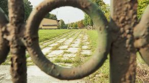 Teren po byłej jednostce wojskowej leży tuż przy drodze krajowej nr 19.