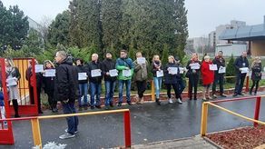 W poniedziałek rano przed szkołą zorganizowano pikietę. - Chciało przyjść więcej rodziców, ale ludzie się boją - przyznaje biorący udział w pikiecie Rafał Zwolak
