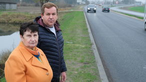 – Tym wąskim, trawiastym poboczem nie da się bezpiecznie przejść. Czujemy się oszukani, obiecywano nam coś innego – mówią Jolanta Szymankiewicz i Dariusz Adamek