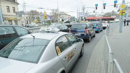 Czarna folia posłużyła drogowcom do zasłonięcia dodatkowego sygnalizatora z zieloną strzałką. Takie są efekty