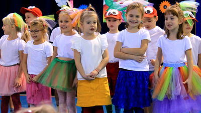 SP 3 w Puławach jak Akademia Pana Kleksa. Uczniowie świętowali dzień patrona [zdjęcia, wideo]