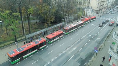 Wśród obowiązków narzuconych kierowcom jest też podjechanie autobusem lub trolejbusem do samego krawężnika
