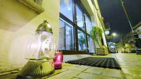 W niedzielę przed hostelem, w którym doszło do tragedii, paliły się znicze