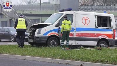 Kierowca karetki z podrobionym prawem jazdy! Wiózł matkę z dzieckiem i wjechał w autobus MPK