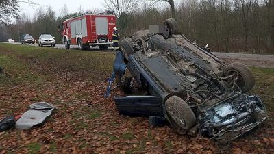 Przypadkowy świadek zobaczył audi leżące w rowie. W środku był zakleszczony kierowca