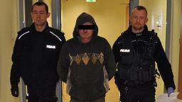 Poranna niespodzianka. W samochodzie znalazł śpiącego włamywacza