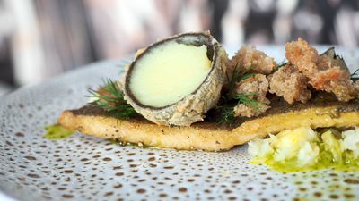 Kiełbasa po proletariacku, śledź w koperku czy cynaderki. Przepisy na męską kuchnie 