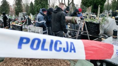 Pomiędzy współczesnymi grobami znaleziono szczątki osób, które prawdopodobnie zabito na Zamku