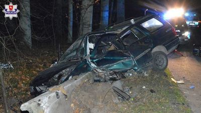 Lubelskie. Uderzyli w betonowy przepust. Jadący autem 18 i 20-latek byli pijani