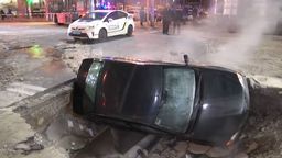 Samochody wpadły w dziury. Strumienie wody rozlały się po ulicach [wideo]