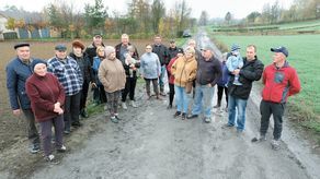 – Nie wiemy czemu tej drogi nie chcą zbudować. Każdy nas zbywa. Nie jeżdżą tędy, to im nie zależy – przypuszcza jedna z mieszkanek

