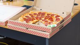 Dostawca pizzy rozwoził coś jeszcze. Grozi mu więzienie