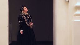 Szyjąc suknię wzorowałam się na sukni Katarzyny z portretu Lucasa Cranacha Młodszego. Krawiec w Krakowie zdjął miarę, wyciął elementy stroju i ponumerował części, a następnie ręcznie uszyłam całą sukienkę. Pamiętam, jak ważny był sznur pereł, kupiony w Wilnie - mówi Victoria Enefors

